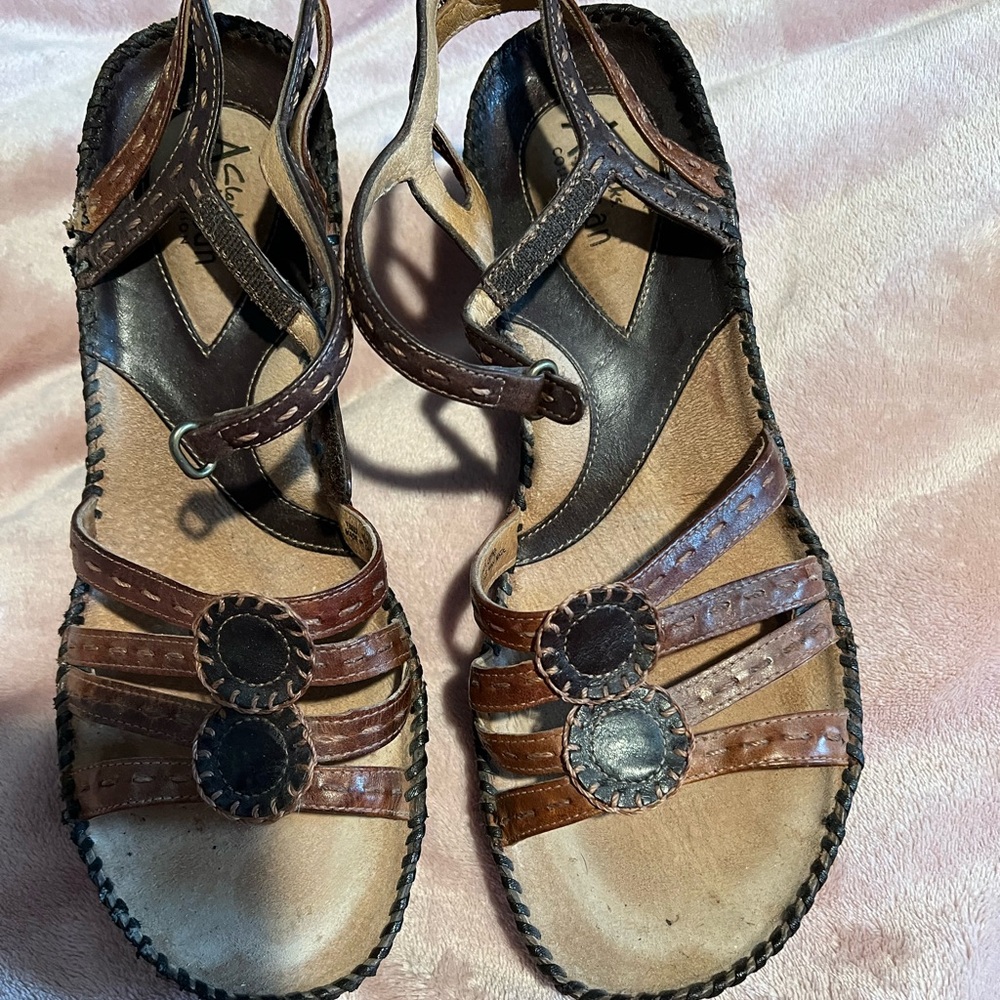 Super cute leather sandals.